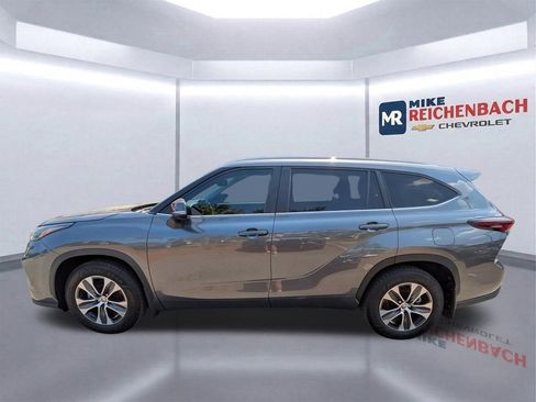 Used 2024 Toyota Highlander XLE FWD image 7
