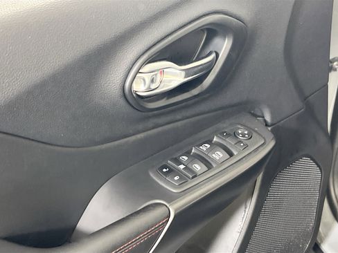 Used 2022 Jeep Cherokee Trailhawk image 17