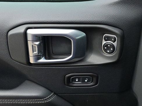 Used 2018 Jeep Wrangler Unlimited Sahara image 23