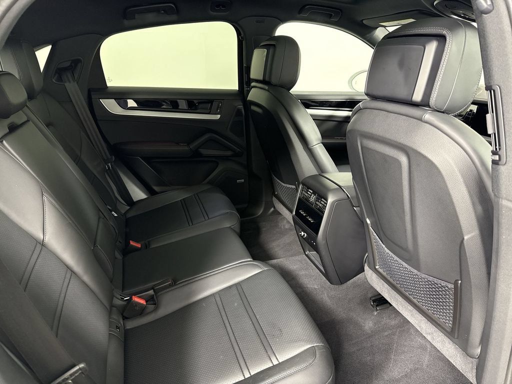 Used 2025 Porsche Cayenne S AWD/4WD image 25