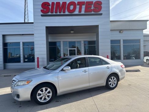 Used 2011 Toyota Camry LE image 1