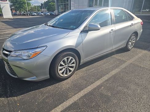 Used 2017 Toyota Camry LE FWD image 1