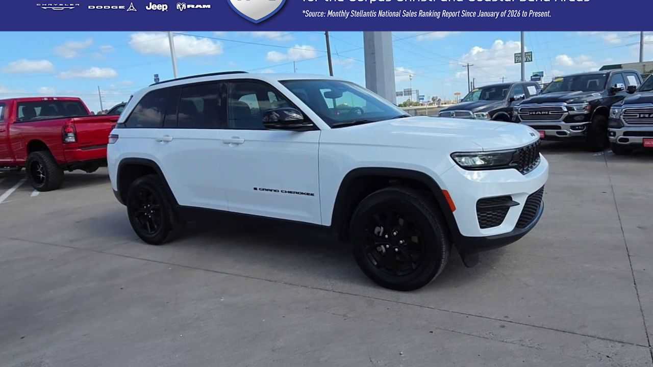 Used 2024 Jeep Grand Cherokee Laredo RWD image 2