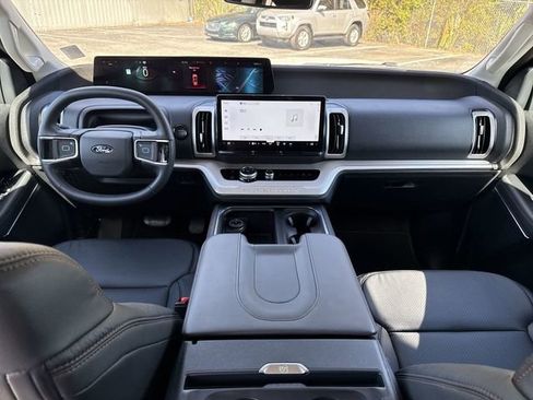 Used 2025 Ford Expedition Active image 25