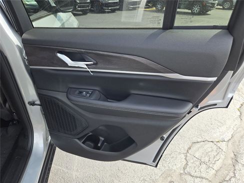 New 2025 Jeep Grand Cherokee Limited w/ Black Appearance Package image 8