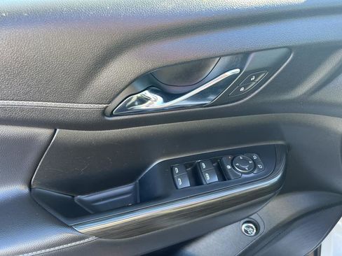 Used 2023 GMC Acadia SLT image 7