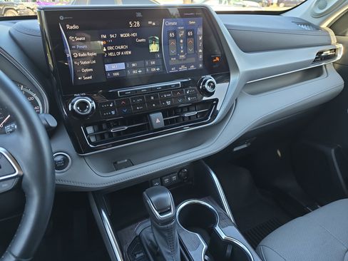 Used 2021 Toyota Highlander Platinum AWD/4WD image 22