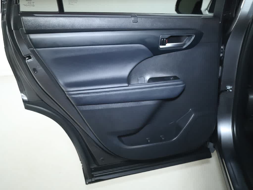 Used 2024 Toyota Highlander XLE AWD/4WD image 13