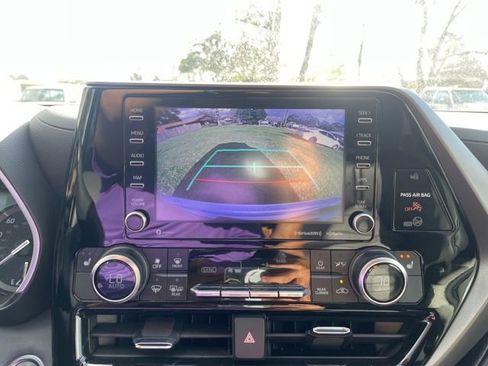 Used 2021 Toyota Highlander XLE FWD image 19