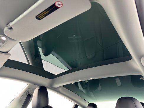 Used 2021 Tesla Model 3 Standard Range Plus image 12