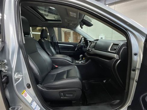 Used 2019 Toyota Highlander XLE AWD/4WD image 34