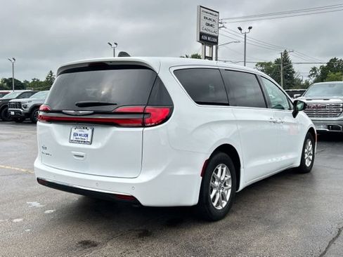 Used 2024 Chrysler Pacifica Touring-L w/ Uconnect Theater Family Group FWD image 13