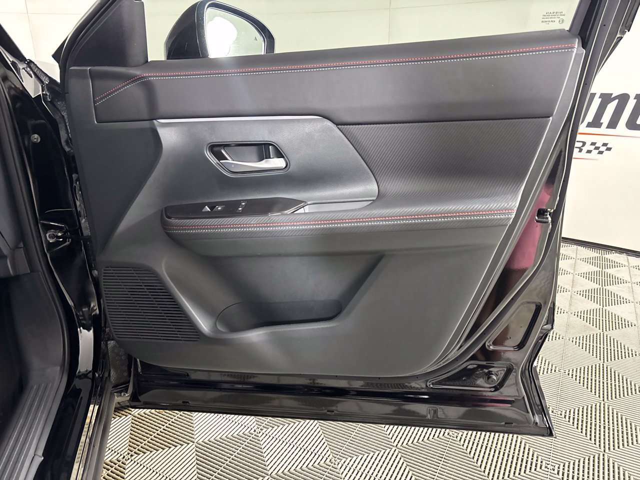 Used 2025 Nissan Kicks SR AWD/4WD image 26