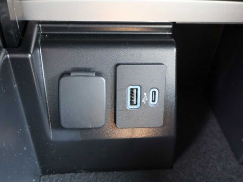 Used 2023 Ford Explorer XLT w/ Equipment Group 202A AWD/4WD image 31