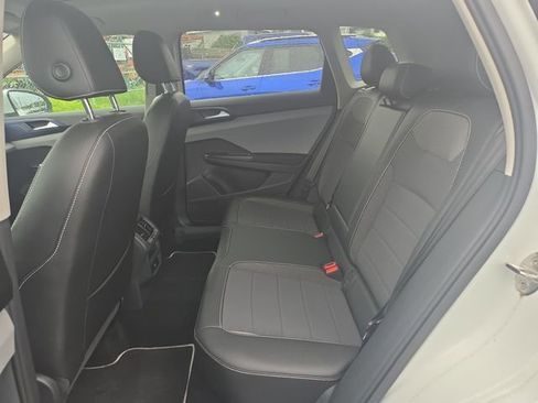 Certified 2023 Volkswagen Taos SE w/ Panoramic Sunroof Package AWD/4WD image 11