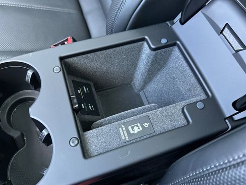 Used 2025 Porsche Macan image 27