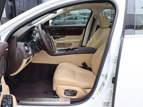 Used 2014 Jaguar XJ image 25