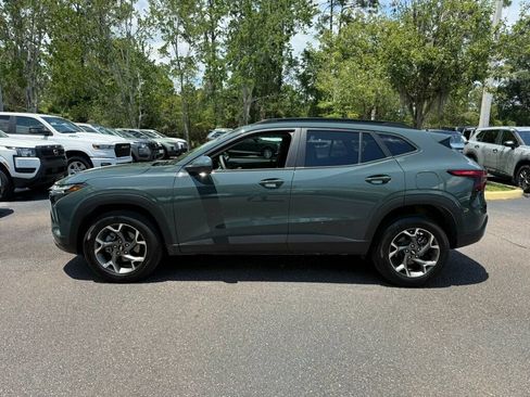 Used 2025 Chevrolet Trax LT FWD image 2