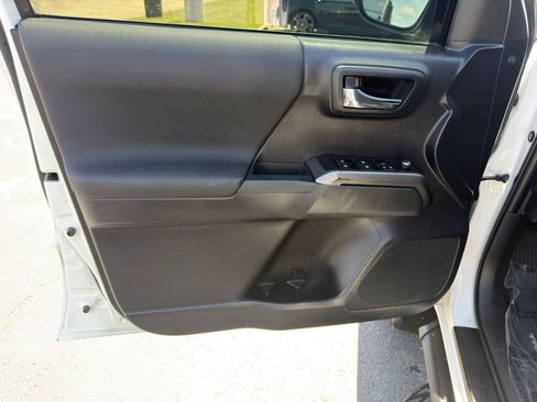 Used 2018 Toyota Tacoma TRD Off-Road AWD/4WD image 12