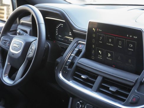 Used 2024 GMC Yukon SLT w/ SLT Luxury Package image 9