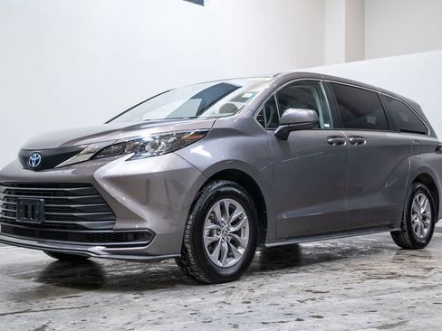 Used 2024 Toyota Sienna LE image 3