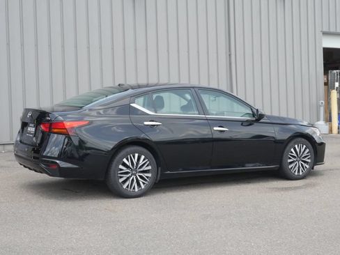 Used 2024 Nissan Altima 2.5 SV FWD image 9