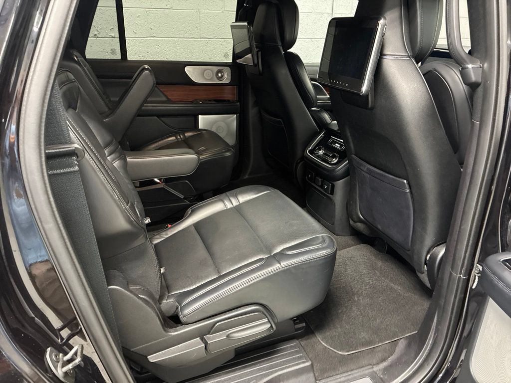 Used 2019 Lincoln Navigator L Reserve w/ Cargo Package AWD/4WD image 10