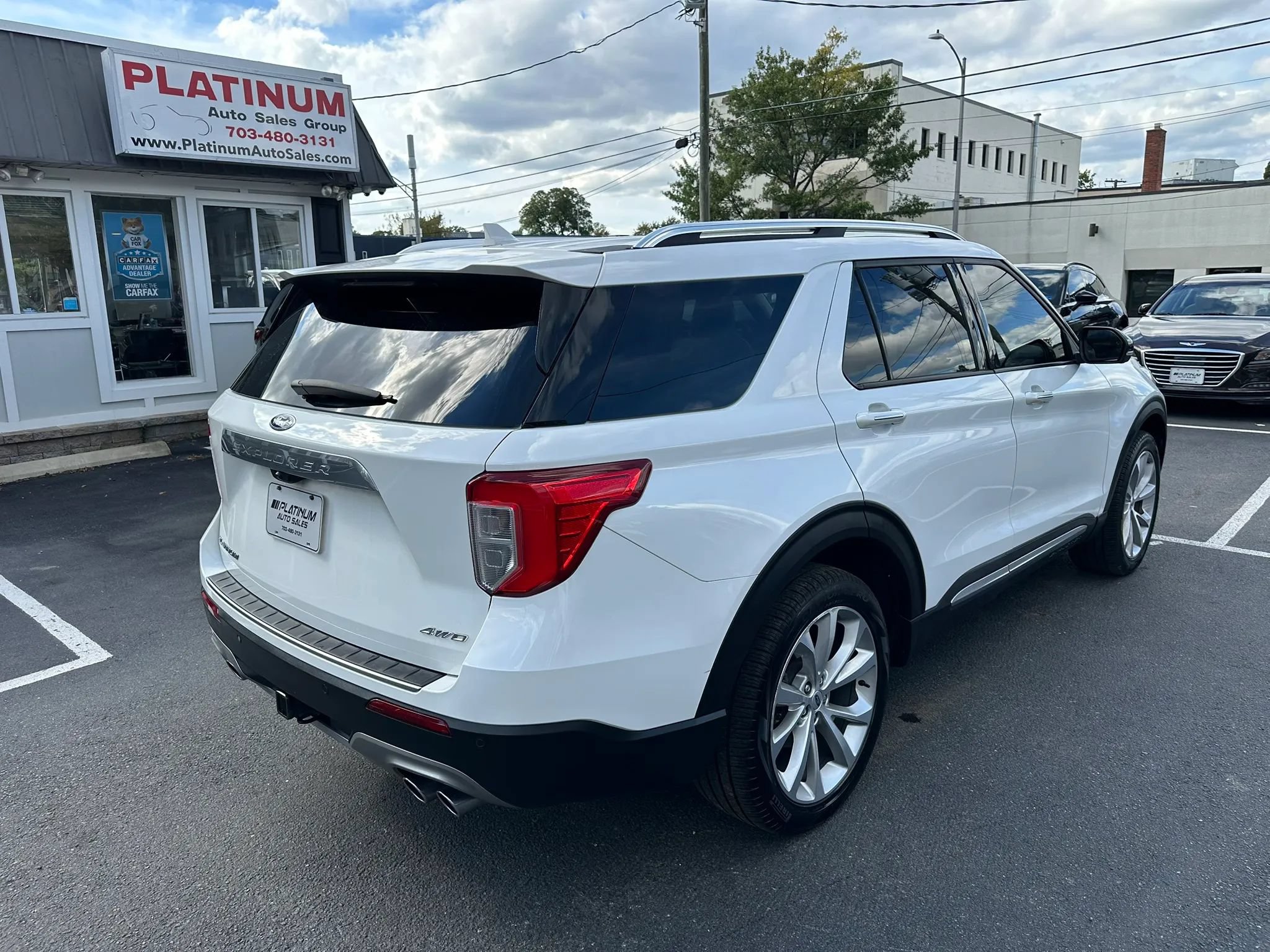 Used 2023 Ford Explorer Platinum w/ Technology Package AWD/4WD image 5