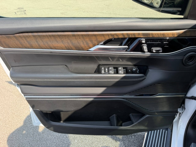 Used 2023 Jeep Grand Wagoneer 4WD image 18