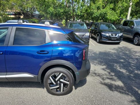 Used 2025 Nissan Kicks SV w/ SV Premium Package FWD image 4