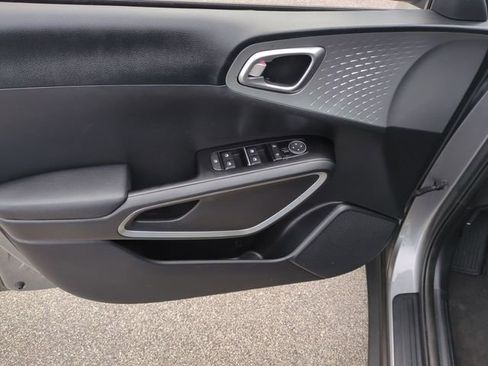 Used 2023 Kia Soul LX image 12