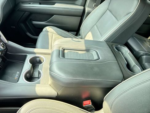 Used 2024 GMC Yukon XL SLT w/ SLT Luxury Package RWD image 24