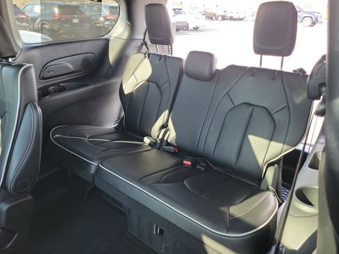 Used 2025 Chrysler Pacifica Limited image 28