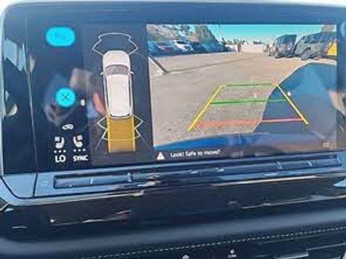 Used 2025 Volkswagen Atlas SE FWD image 9