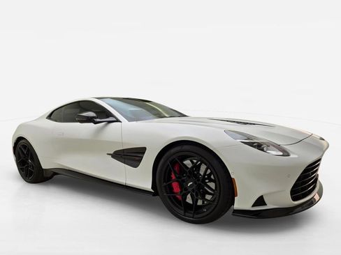 Used 2025 Aston Martin Vanquish RWD image 3