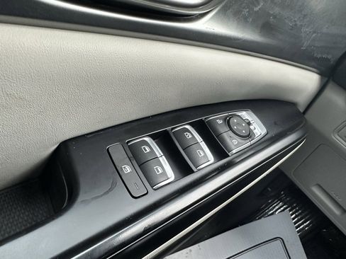 Used 2023 Kia Carnival LX image 18