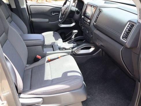 Used 2024 Nissan Frontier SV AWD/4WD image 16