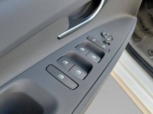 Used 2025 Hyundai Elantra Blue image 21