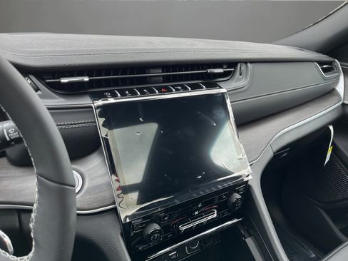 New 2025 Jeep Grand Cherokee L Limited image 31