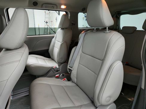 Used 2018 Toyota Sienna XLE image 24