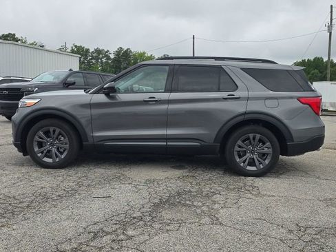 Used 2023 Ford Explorer XLT w/ Equipment Group 202A RWD image 2