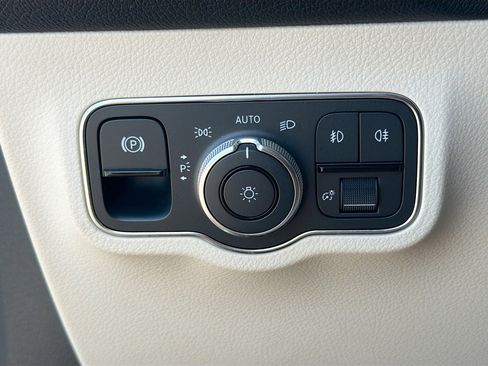 Used 2023 Mercedes-Benz GLB 250 image 36