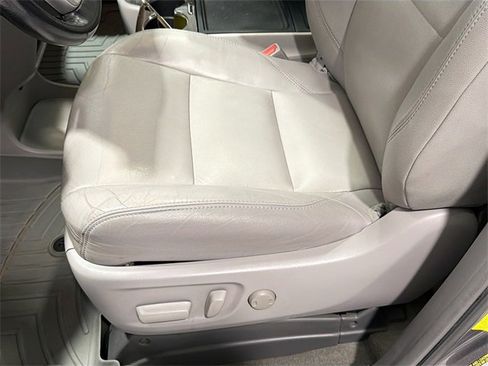 Used 2018 Toyota Sienna Limited image 16