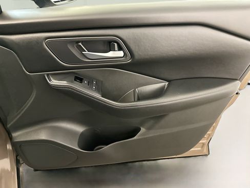 Used 2025 Nissan Rogue SV image 33