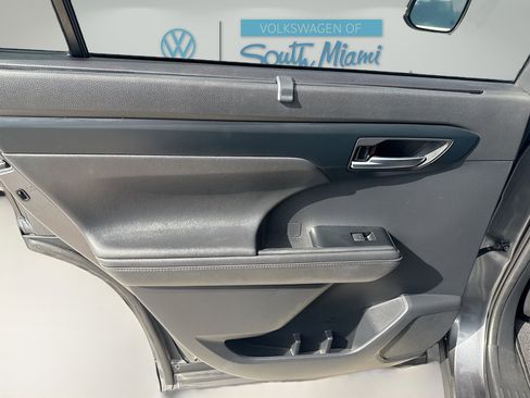 Used 2020 Toyota Highlander XLE image 26