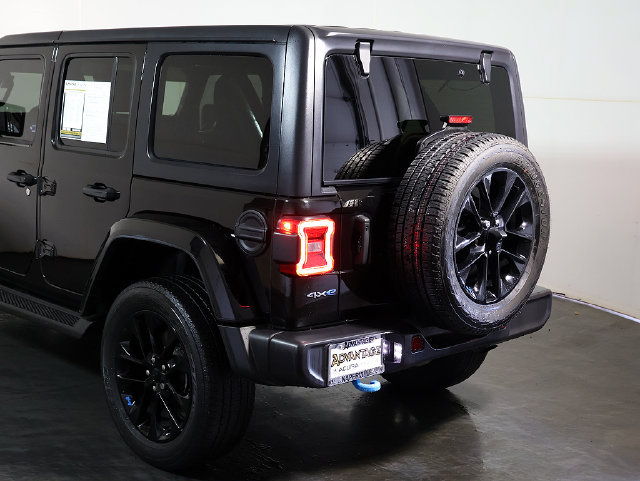 Used 2023 Jeep Wrangler Unlimited Sahara w/ Cold Weather Group AWD/4WD image 11