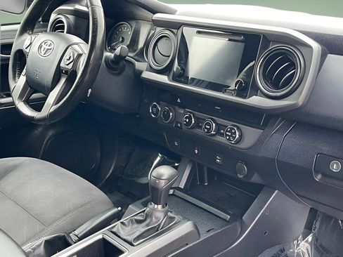 Used 2017 Toyota Tacoma TRD Sport image 17