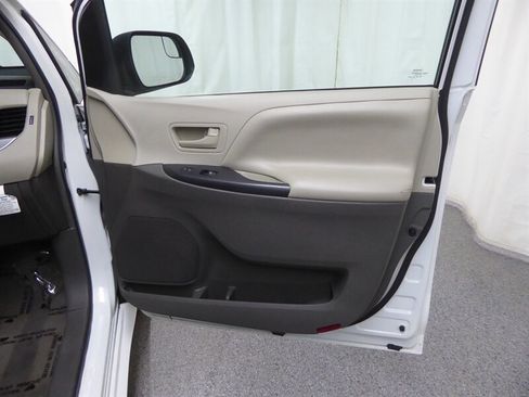 Used 2017 Toyota Sienna L image 24