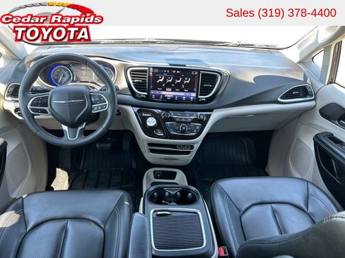 Used 2023 Chrysler Pacifica Touring-L FWD image 12