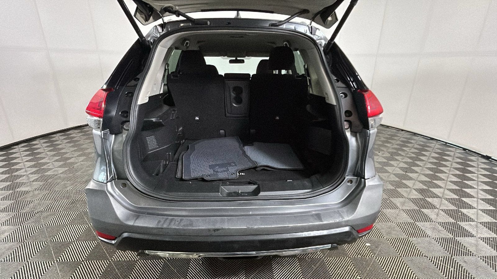 Used 2018 Nissan Rogue SV AWD/4WD image 31